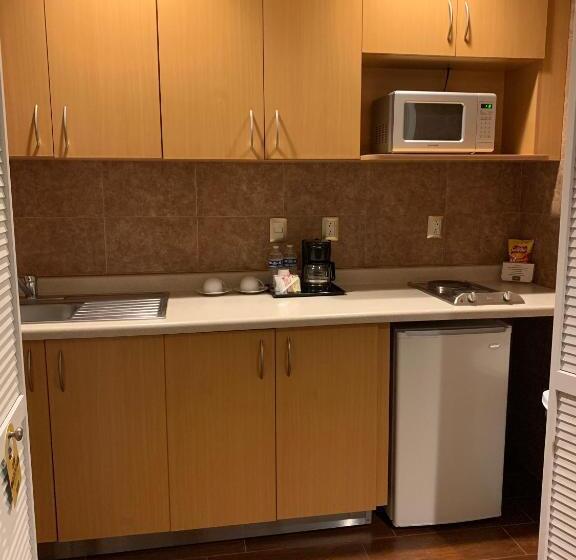 ホテル Intercity Zapopan