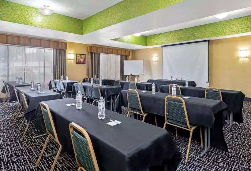 Отель La Quinta By Wyndham Temecula