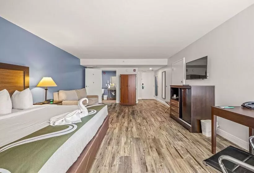Отель Quality Inn & Suites Tampa Ybor City