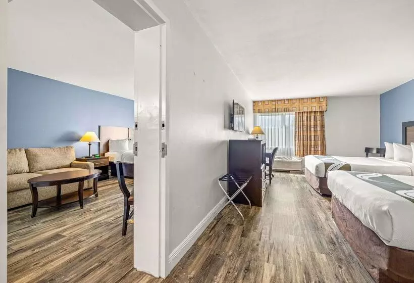 Отель Quality Inn & Suites Tampa Ybor City