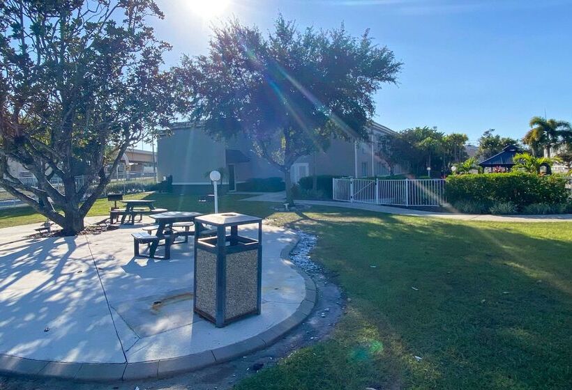 ホテル Quality Inn & Suites Tampa Ybor City