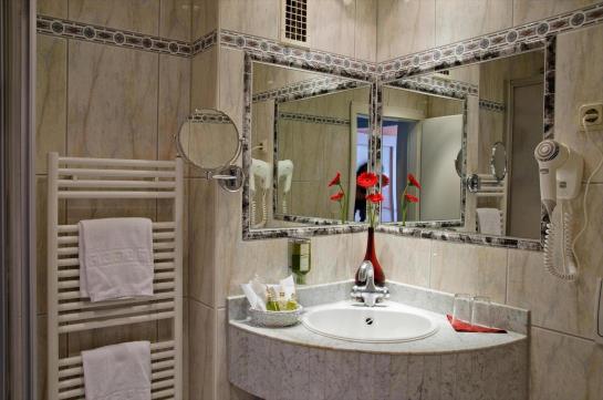 هتل Dom Am Romerbrunnen