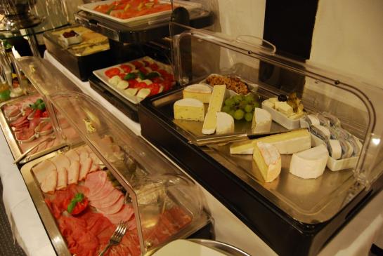 هتل Dom Am Romerbrunnen