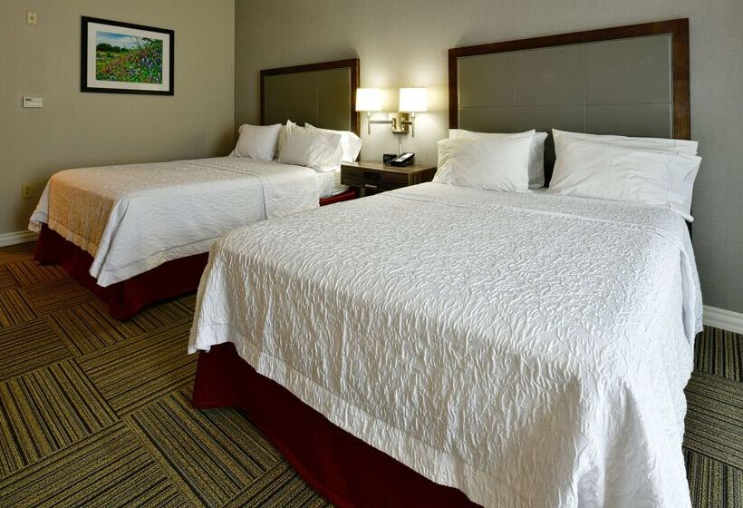 Отель Hampton Inn & Suites Fredericksburg