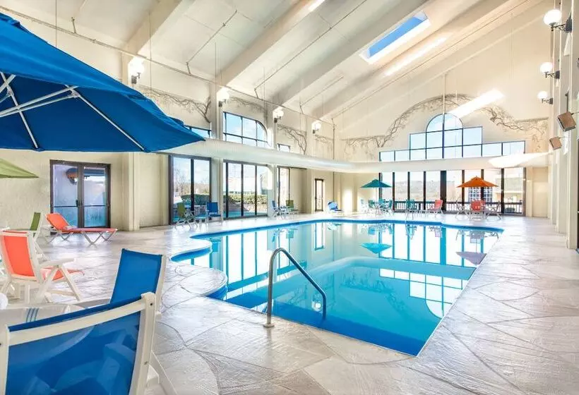 هتل Lodge Of The Ozarks