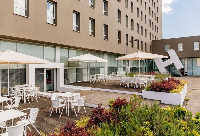 هتل Basic Braga by Axis