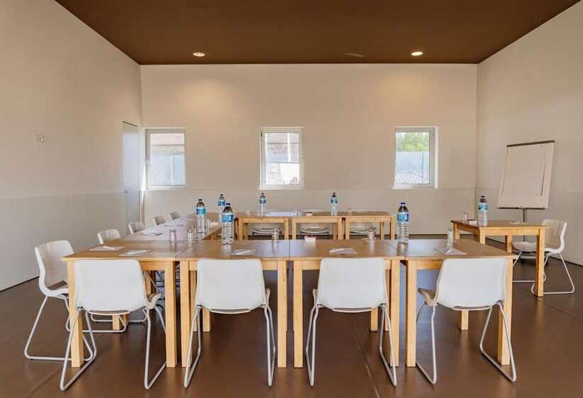 هتل Basic Braga by Axis