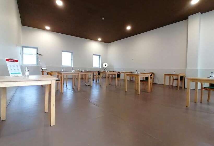 هتل Basic Braga by Axis