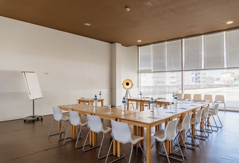 هتل Basic Braga by Axis