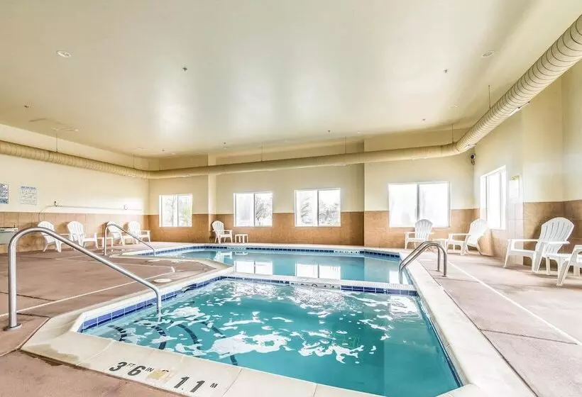 Отель Comfort Inn & Suites