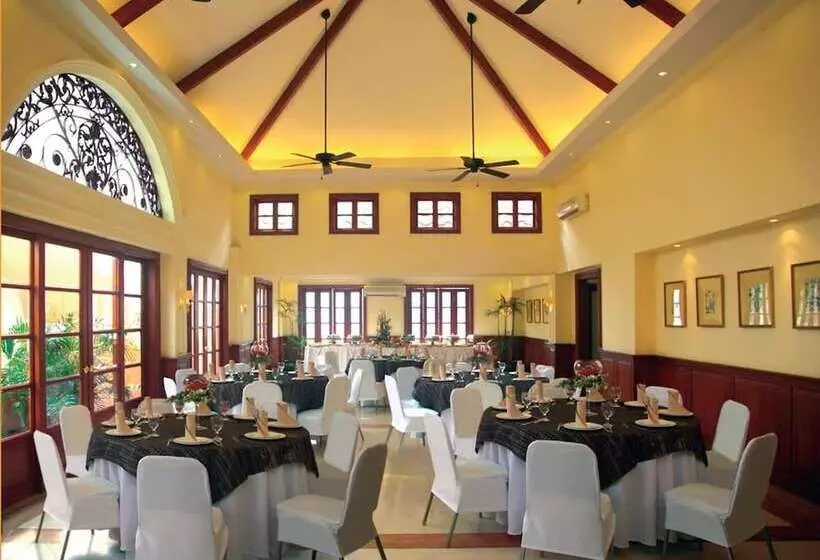 Отель Herald Suites