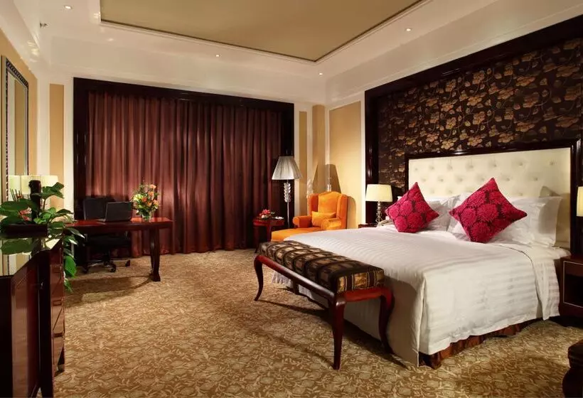 Отель Wyndham Grand Plaza Royale Palace Chengdu