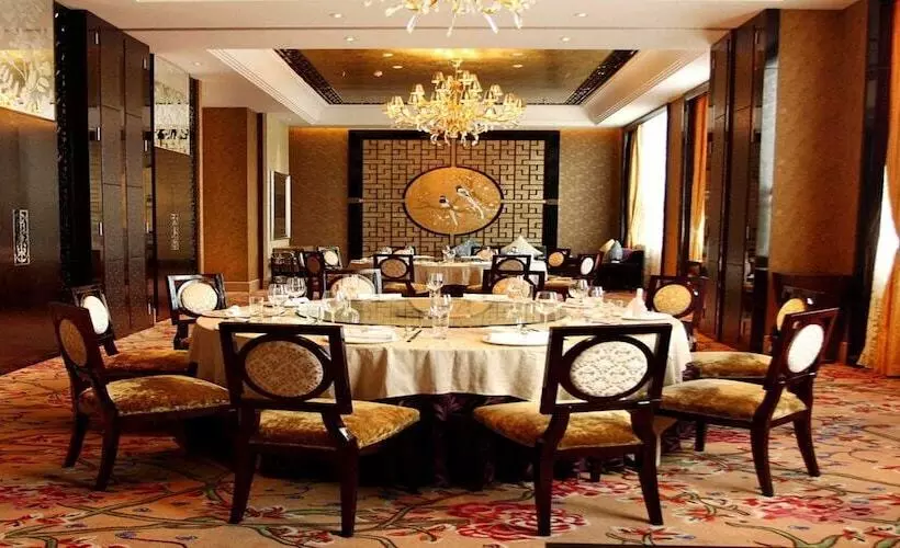 Отель Wyndham Grand Plaza Royale Palace Chengdu