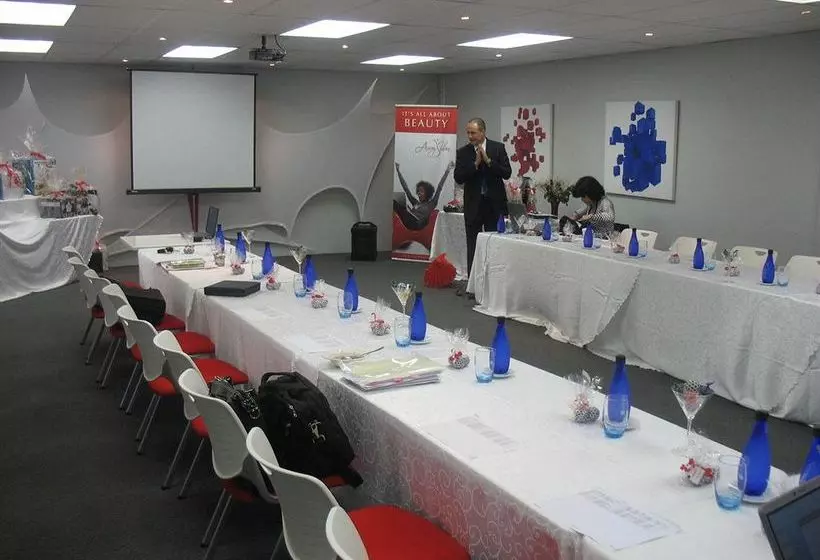 Отель The Aviator  Or Tambo International Airport