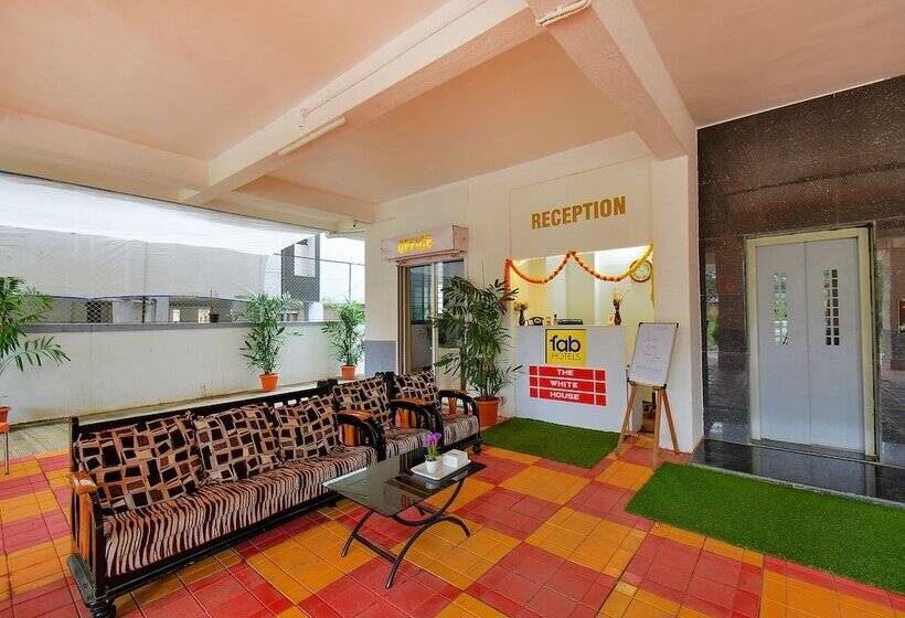 Fabhotel White House