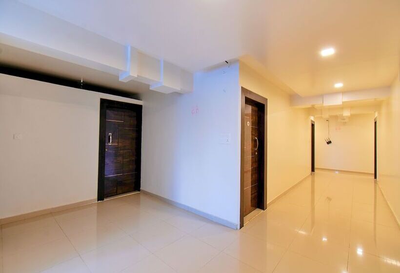 Fabhotel White House