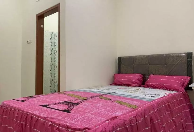 ホテル Oyo 90699 Yellow White Guesthouse Palu