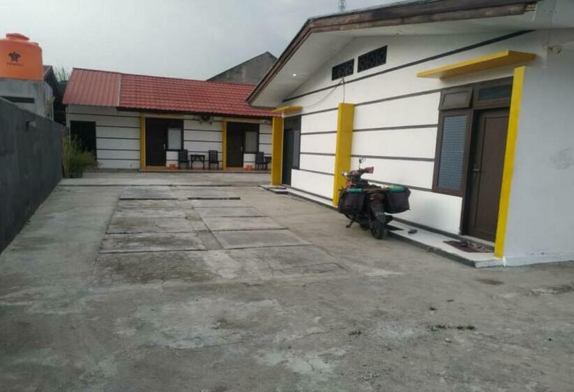 فندق Oyo 90699 Yellow White Guesthouse Palu