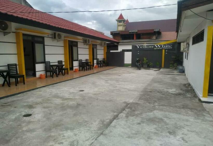 فندق Oyo 90699 Yellow White Guesthouse Palu