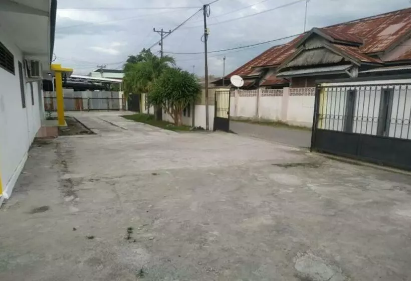 ホテル Oyo 90699 Yellow White Guesthouse Palu