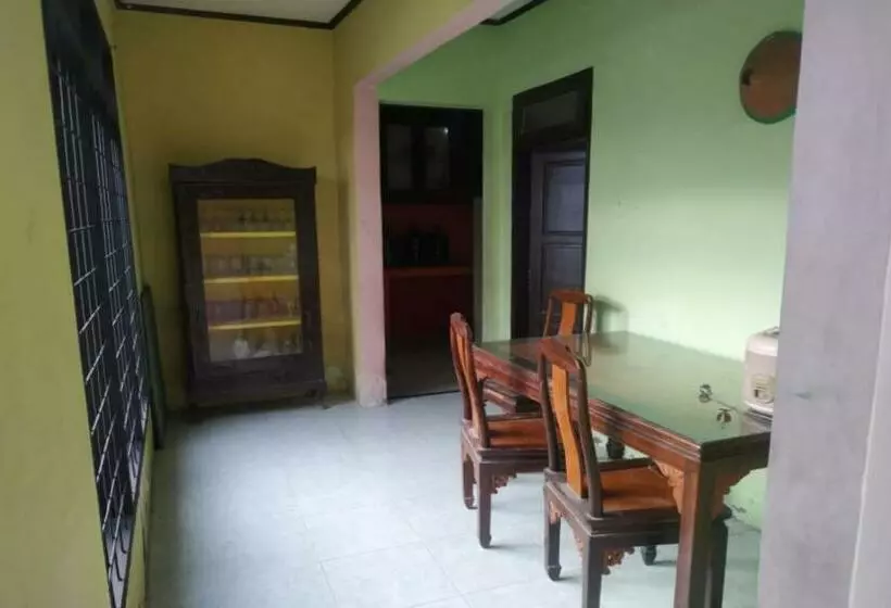 ホテル Oyo 90699 Yellow White Guesthouse Palu