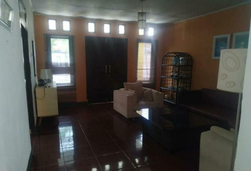 فندق Oyo 90699 Yellow White Guesthouse Palu