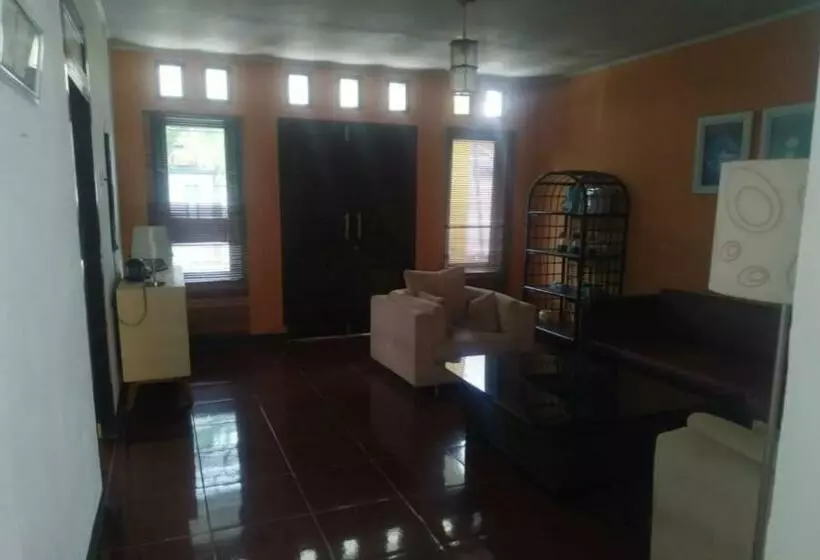 ホテル Oyo 90699 Yellow White Guesthouse Palu