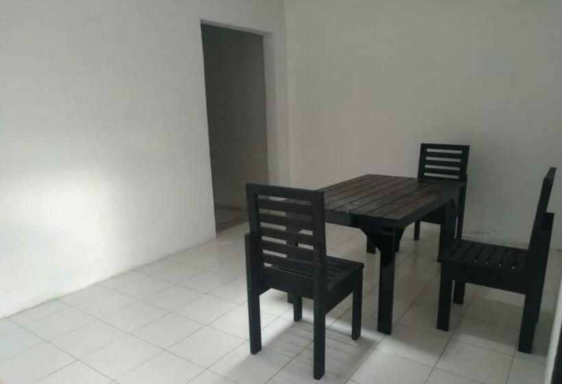 فندق Oyo 90699 Yellow White Guesthouse Palu