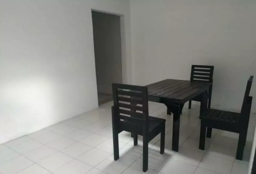 ホテル Oyo 90699 Yellow White Guesthouse Palu