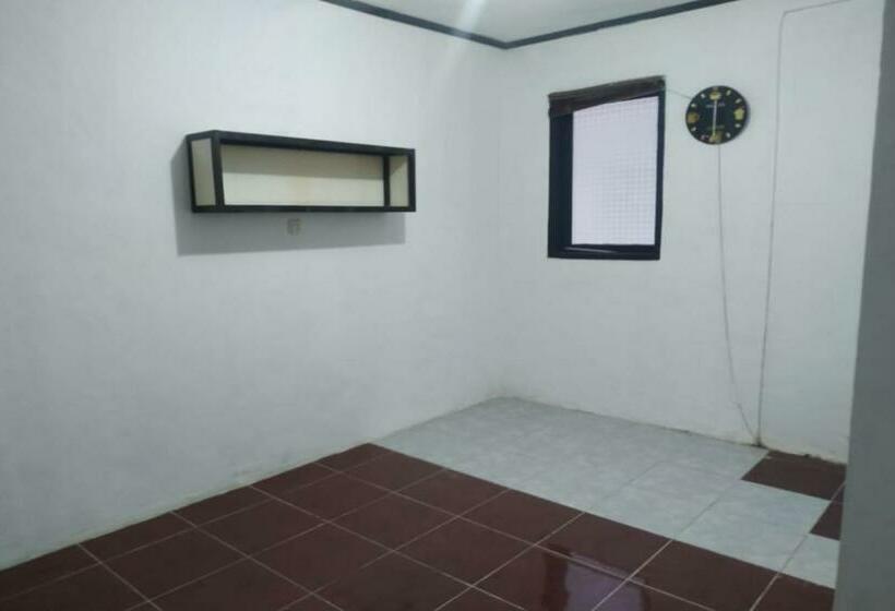 فندق Oyo 90699 Yellow White Guesthouse Palu