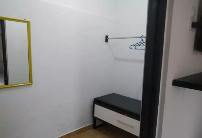 ホテル Oyo 90699 Yellow White Guesthouse Palu