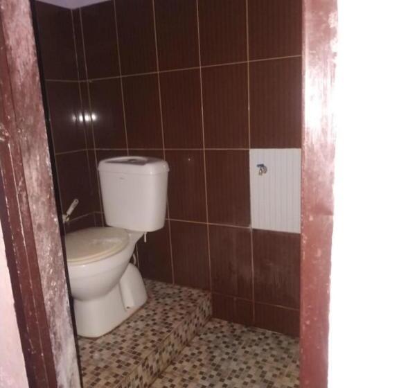 فندق Oyo 90699 Yellow White Guesthouse Palu