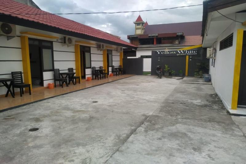 فندق Oyo 90699 Yellow White Guesthouse Palu