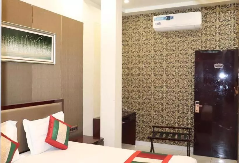 Hotelli Shivam Palace 1 Km From Railway Station 1 Km From Bus Stand