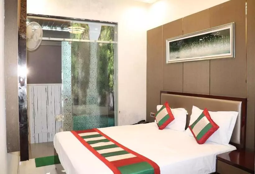 Hotelli Shivam Palace 1 Km From Railway Station 1 Km From Bus Stand