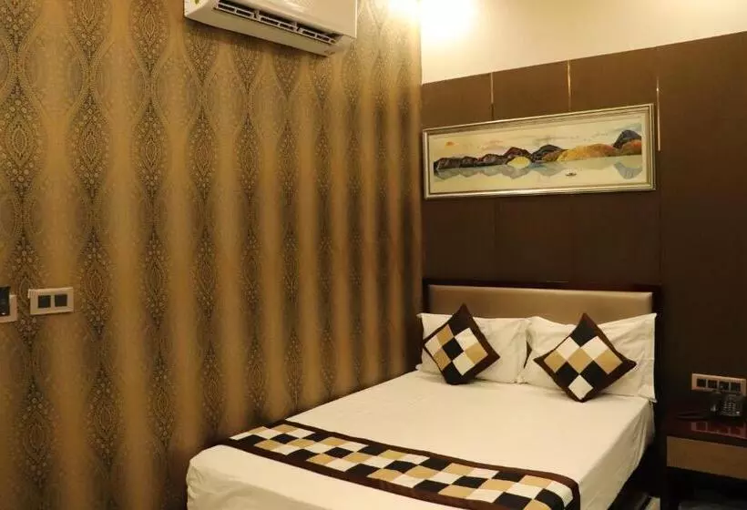 Hotelli Shivam Palace 1 Km From Railway Station 1 Km From Bus Stand