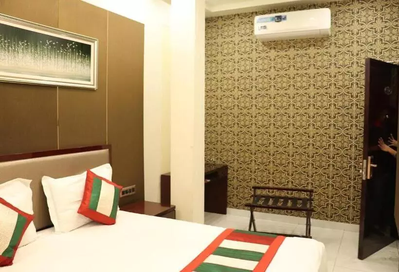 Hotelli Shivam Palace 1 Km From Railway Station 1 Km From Bus Stand
