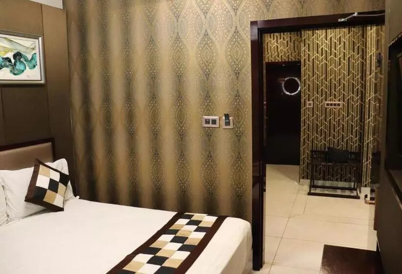 Hotelli Shivam Palace 1 Km From Railway Station 1 Km From Bus Stand