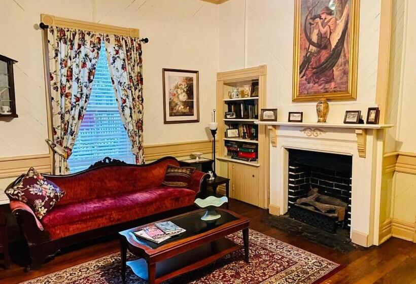 Grady House Bed And Breakfast