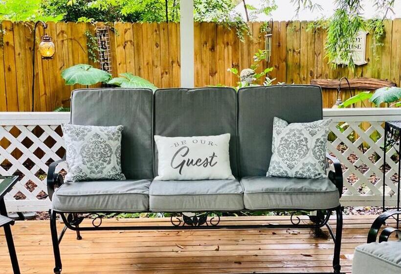 Grady House Bed And Breakfast