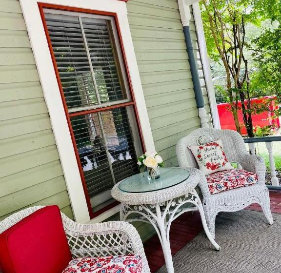 Grady House Bed And Breakfast