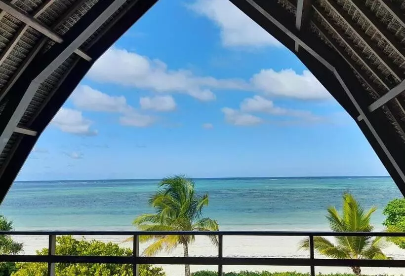 Hotelli Kijani Beach Villas