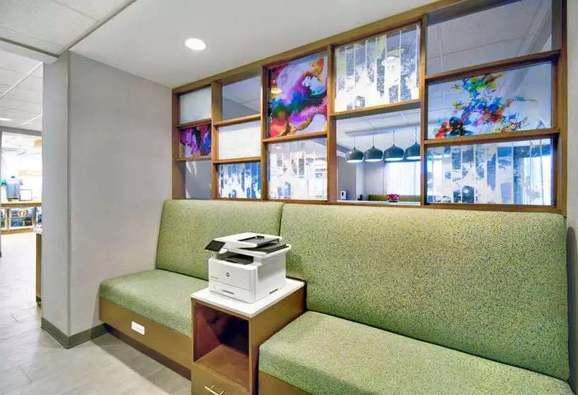 هتل Hampton Inn By Hilton Abingdon