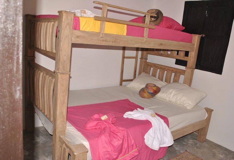 هتل Hostal Castillo Del Mar   Hostel