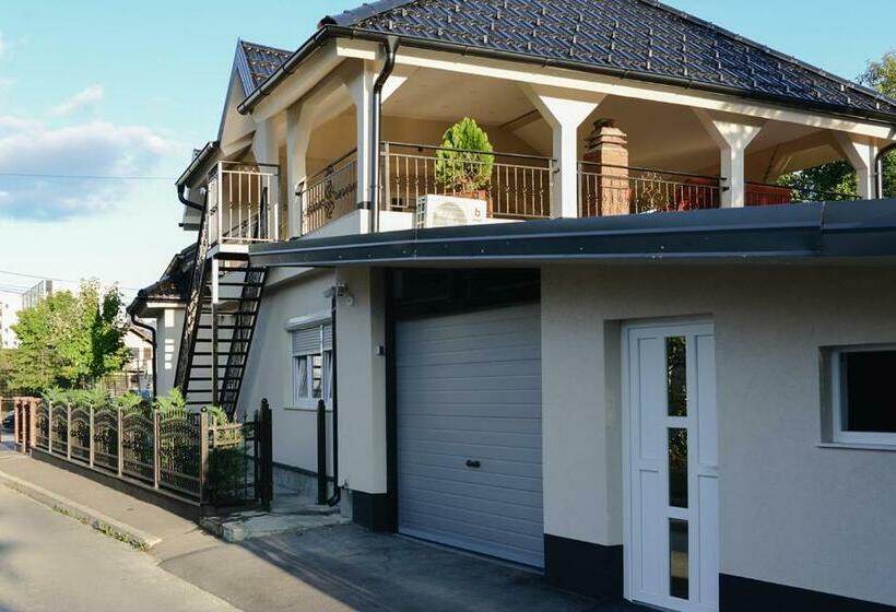 پانسیون žad Apartments And Rooms