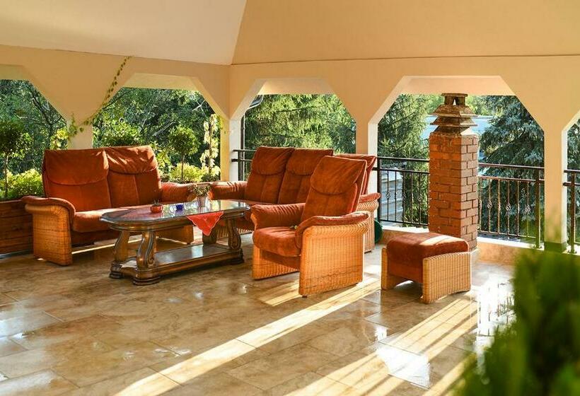 پانسیون žad Apartments And Rooms