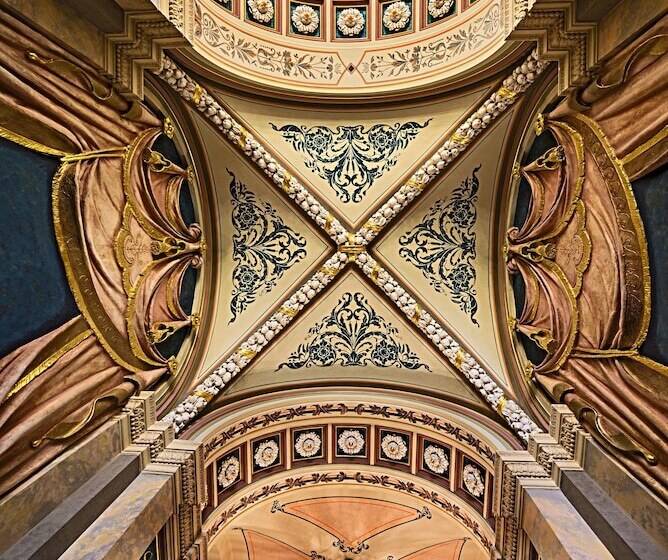 هتل Deminka Palace