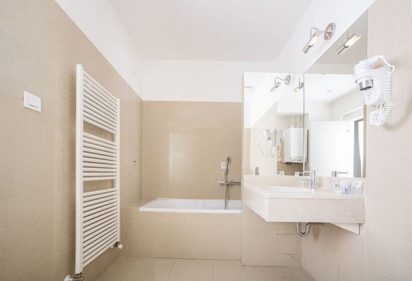 هتل Deminka Palace