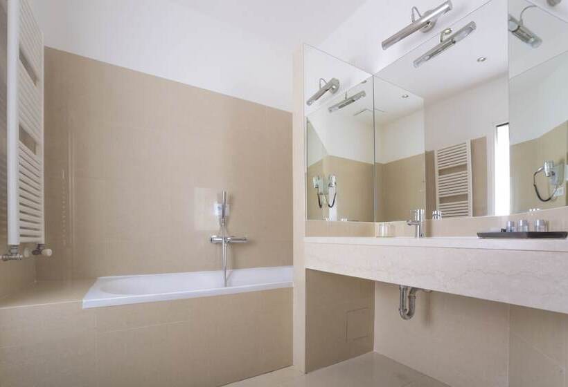 هتل Deminka Palace