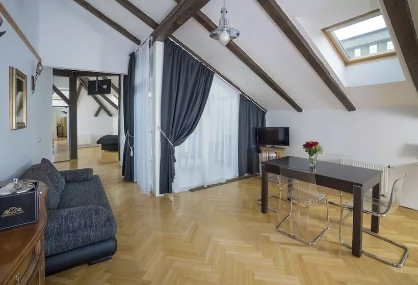 Szálloda Deminka Palace